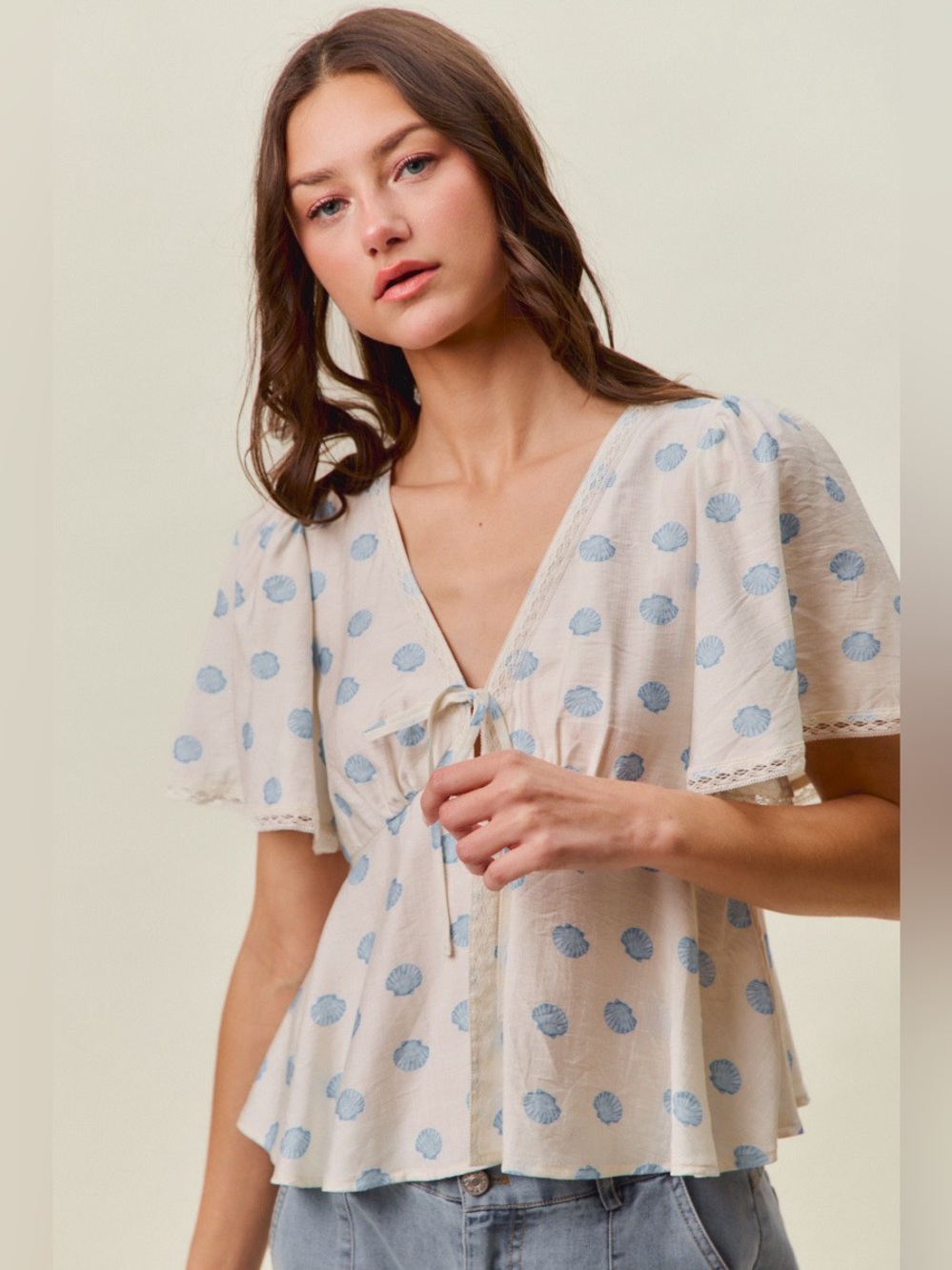 SO ME Shell Print Tie Front Flutter Sleeves Blouse Top - Picture 6 of 16
